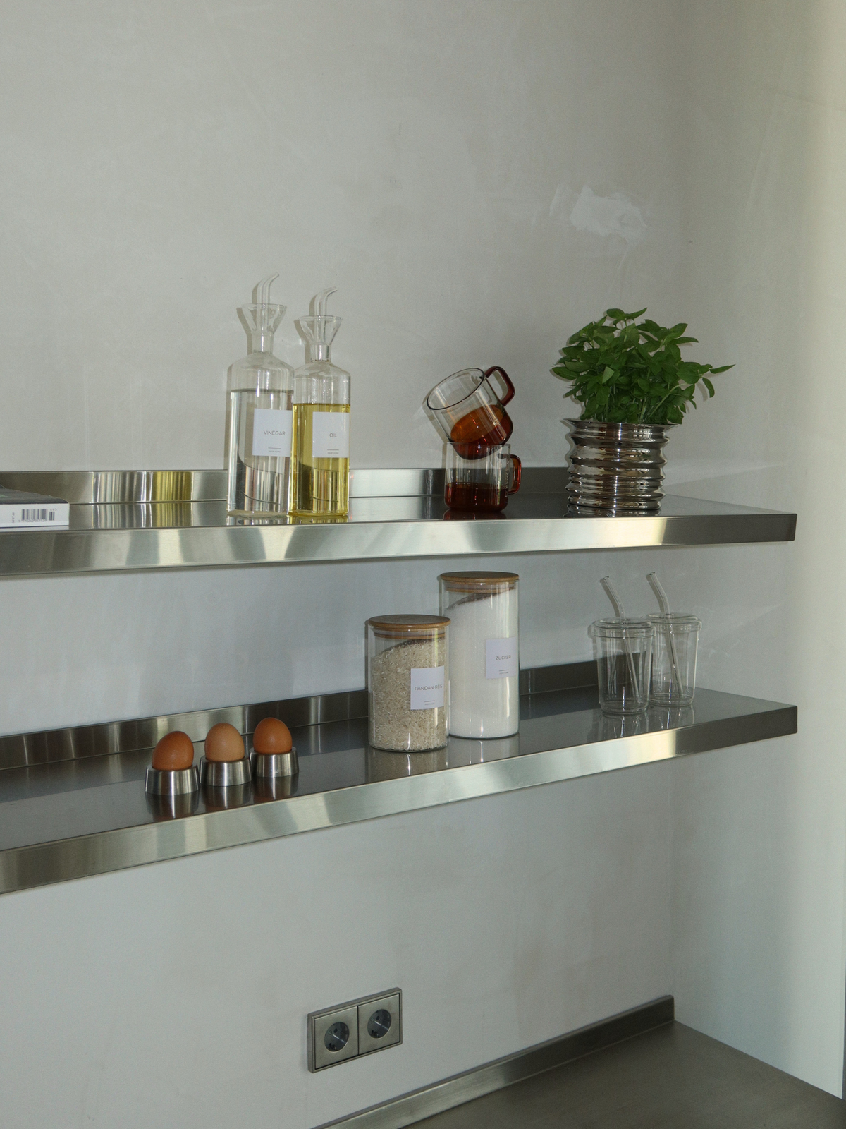 Set de deux distributeurs transparents pour huile et vinaigre Vivi, des bouteilles en verre élégantes conçues pour l’huile, le vinaigre et autres condiments liquides. Leur design transparent permet d’identifier facilement le contenu tout en apportant une touche épurée et minimaliste à la cuisine ou à la table. Idéal pour l’huile d’olive, le vinaigre balsamique, les vinaigrettes et les sauces, aussi bien pour cuisiner que pour servir. Les étiquettes assorties « Oil » et « Vinegar » sont disponibles séparémen