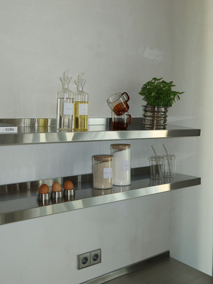 Set de deux distributeurs transparents pour huile et vinaigre Vivi, des bouteilles en verre élégantes conçues pour l’huile, le vinaigre et autres condiments liquides. Leur design transparent permet d’identifier facilement le contenu tout en apportant une touche épurée et minimaliste à la cuisine ou à la table. Idéal pour l’huile d’olive, le vinaigre balsamique, les vinaigrettes et les sauces, aussi bien pour cuisiner que pour servir. Les étiquettes assorties « Oil » et « Vinegar » sont disponibles séparémen