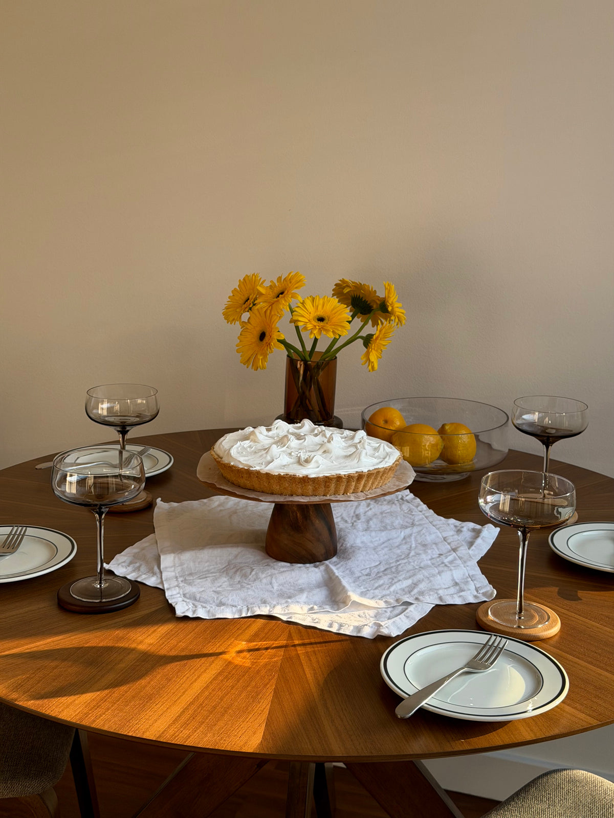 Handgemaakt donker houten taartplateau van bruin hout voor het serveren en presenteren van taarten, gebak en desserts in de keuken of op tafel, ideaal als elegant serveerplateau voor dagelijks gebruik en speciale gelegenheden zoals verjaardagen, high tea en feestelijke diners, met een luxe en tijdloze uitstraling die past in moderne en klassieke interieurs en perfect voor stijlvolle food presentatie en home decor styling.