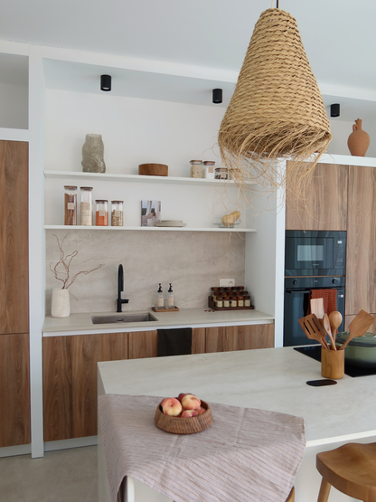 Donkerbruin houten kruidenrek Calum voor het organiseren van maximaal 15 Osoe Home kruidenpotjes op een stijlvolle en overzichtelijke manier, ontworpen als functionele keuken organizer voor op het aanrecht of in een keukenkast, gemaakt van stevig donker hout met een minimalistisch en tijdloos design dat zorgt voor een rustige en elegante keuken uitstraling, perfect voor moderne kruidenopslag, voorraadkast organisatie en het creëren van een PFAS-vrije, BPA-vrije en microplasticvrije keuken met een opgeruimde