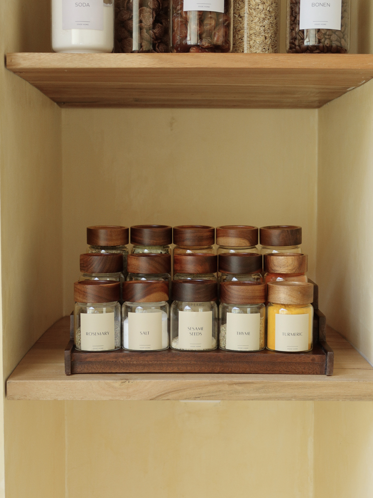 Donkerbruin houten kruidenrek Calum voor het organiseren van maximaal 15 Osoe Home kruidenpotjes op een stijlvolle en overzichtelijke manier, ontworpen als functionele keuken organizer voor op het aanrecht of in een keukenkast, gemaakt van stevig donker hout met een minimalistisch en tijdloos design dat zorgt voor een rustige en elegante keuken uitstraling, perfect voor moderne kruidenopslag, voorraadkast organisatie en het creëren van een PFAS-vrije, BPA-vrije en microplasticvrije keuken met een opgeruimde