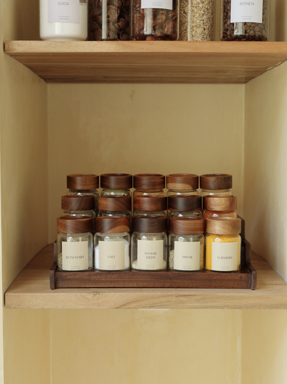Donkerbruin houten kruidenrek Calum voor het organiseren van maximaal 15 Osoe Home kruidenpotjes op een stijlvolle en overzichtelijke manier, ontworpen als functionele keuken organizer voor op het aanrecht of in een keukenkast, gemaakt van stevig donker hout met een minimalistisch en tijdloos design dat zorgt voor een rustige en elegante keuken uitstraling, perfect voor moderne kruidenopslag, voorraadkast organisatie en het creëren van een PFAS-vrije, BPA-vrije en microplasticvrije keuken met een opgeruimde