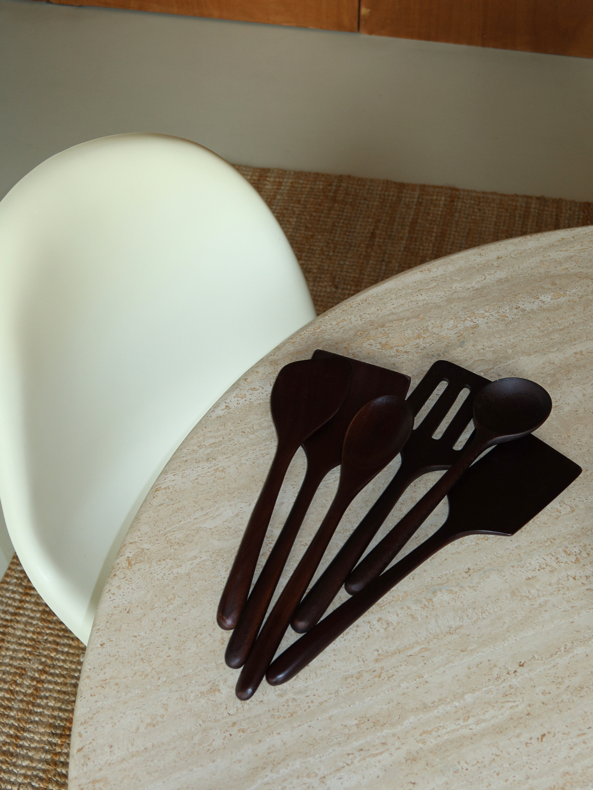 Handgemaakte houten keukengerei set van zes lepels en spatels in een diepe donkerbruine houtkleur, ideaal voor dagelijks koken, mengen, roeren, omdraaien en serveren. Gemaakt van duurzaam, SVLK-gecertificeerd hout uit Indonesië en geschikt voor contact met voedsel. Een natuurlijke, niet-toxische en plasticvrije keuze voor een bewuste keuken. Het tijdloze design past prachtig in moderne, Scandinavische, landelijke en rustieke keukens en geeft je kookruimte een warme, stijlvolle uitstraling.
