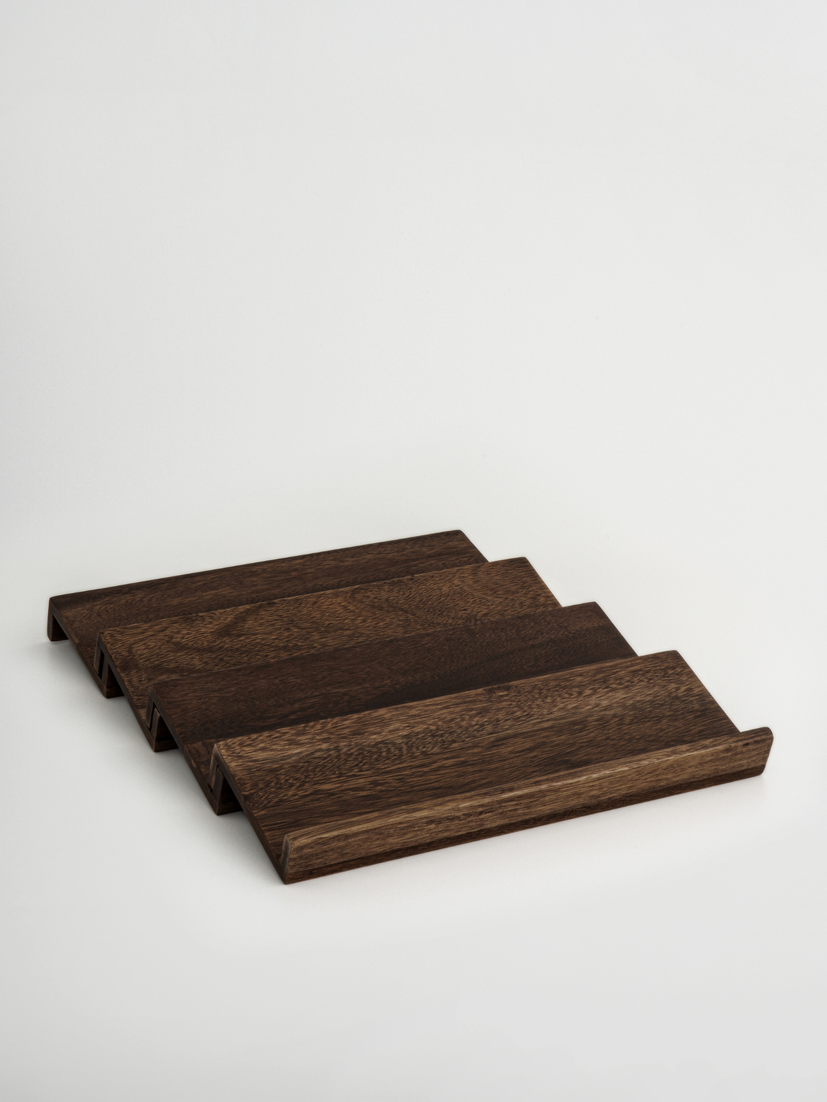 Donkerbruin Dusan lade-kruidenrek van Borneo hout, dat kruidenpotjes netjes ordent in uw keukenlade. Deze compacte, stijlvolle houten kruidenpotjes-organizer houdt elk potje op zijn plek en biedt duurzame, natuurlijke houten opbergruimte die een rommelige keukenlade verandert in een overzichtelijke, functionele kruidenrek-set. Ideaal voor kleine keukens combineert deze donkere houten kruidenpotjeshouder tijdloos design met dagelijks gebruiksgemak — een blijvende, nette opbergoplossing van Osoehome.