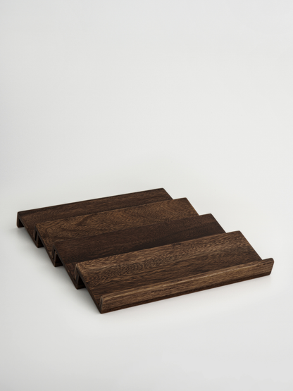 Donkerbruin Dusan lade-kruidenrek van Borneo hout, dat kruidenpotjes netjes ordent in uw keukenlade. Deze compacte, stijlvolle houten kruidenpotjes-organizer houdt elk potje op zijn plek en biedt duurzame, natuurlijke houten opbergruimte die een rommelige keukenlade verandert in een overzichtelijke, functionele kruidenrek-set. Ideaal voor kleine keukens combineert deze donkere houten kruidenpotjeshouder tijdloos design met dagelijks gebruiksgemak — een blijvende, nette opbergoplossing van Osoehome.