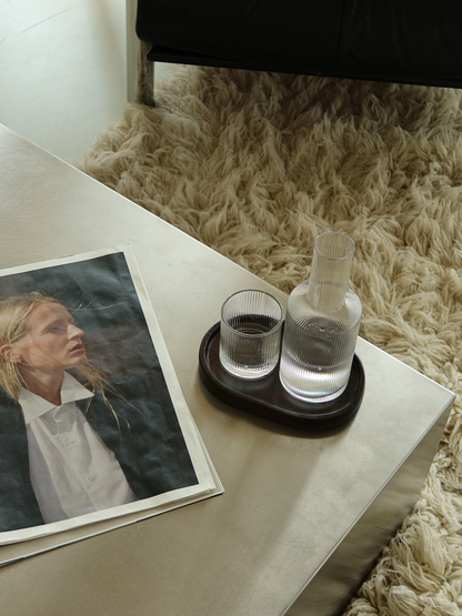 Donkerbruine ovale houten organizer tray, ideaal voor het stijlvol organiseren van dispensers, parfum, kruidenpotjes, verzorgingsproducten en andere kleine items in huis. De warme natuurlijke houtnerf geeft de schaal een elegante en rustige uitstraling. Gebruik de houten tray als organizer op het keukenblad, in de badkamer of op een dressoir, of als stijlvolle ondergrond voor je favoriete flessen en accessoires. Een tijdloos en veelzijdig woonaccessoire voor een georganiseerde, minimalistische ruimte.
