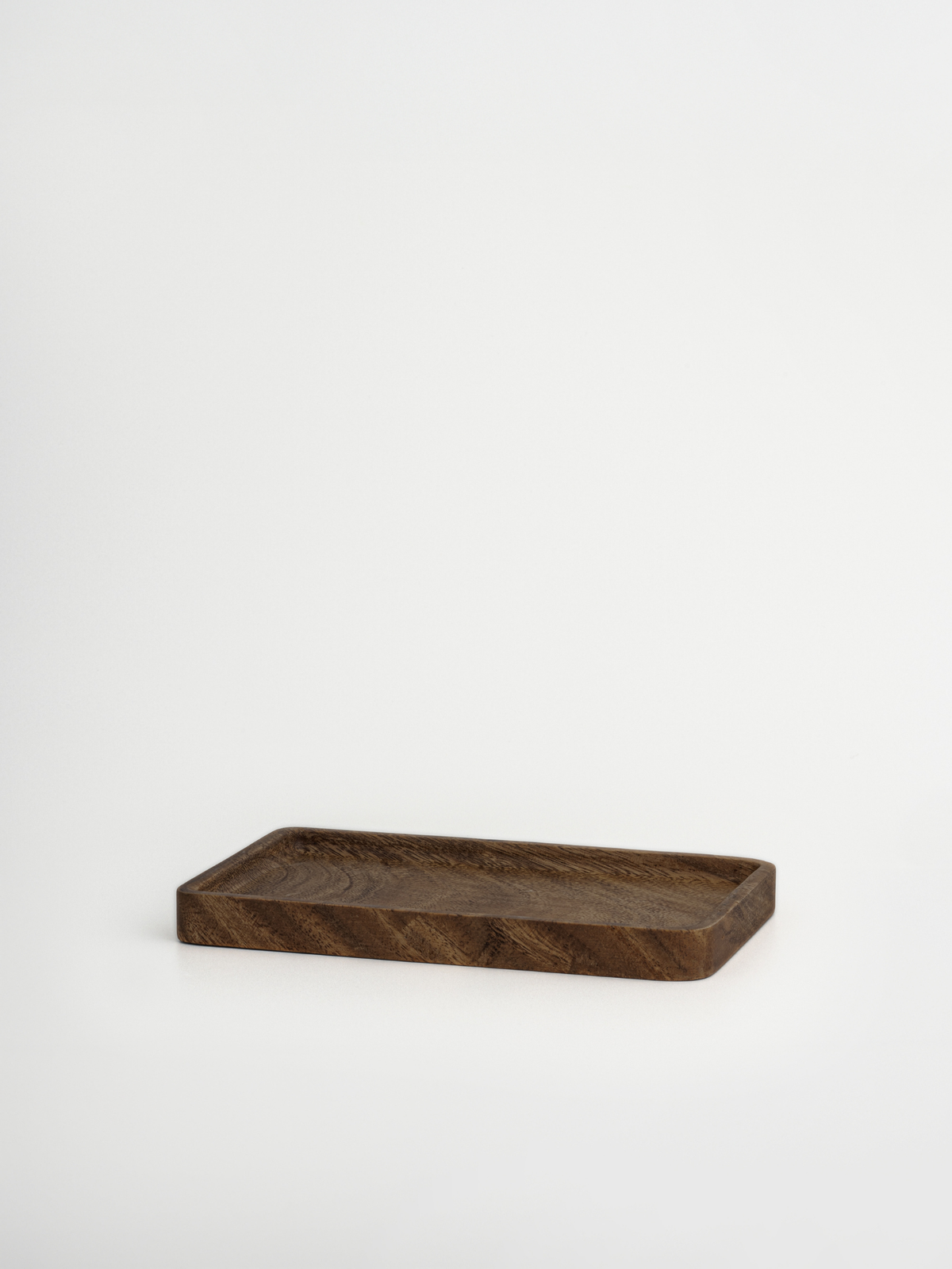 Donkerhouten onderzetter voor kruidenpotjes, dispensers en andere keukenitems. Amara is een stijlvolle en praktische houten keuken organizer die zorgt voor een rustig, overzichtelijk en georganiseerd aanrecht. De natuurlijke donkere houtkleur voegt warmte toe aan je interieur en past perfect bij een minimalistische en bewuste woonstijl. Ideaal voor het bundelen en netjes opbergen van kruidenpotjes, zeepdispensers en andere dagelijkse keukenitems.