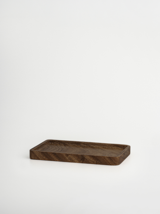 Donkerhouten onderzetter voor kruidenpotjes, dispensers en andere keukenitems. Amara is een stijlvolle en praktische houten keuken organizer die zorgt voor een rustig, overzichtelijk en georganiseerd aanrecht. De natuurlijke donkere houtkleur voegt warmte toe aan je interieur en past perfect bij een minimalistische en bewuste woonstijl. Ideaal voor het bundelen en netjes opbergen van kruidenpotjes, zeepdispensers en andere dagelijkse keukenitems.