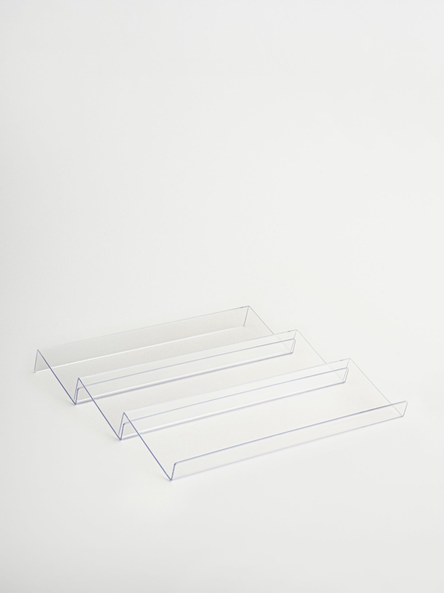 Doorzichtig acryl kruidenrek Ayla voor het organiseren van maximaal 15 Osoe Home kruidenpotjes in een overzichtelijke en stijlvolle kruidenlade, gemaakt van stevig transparant acryl met een minimalistisch en ruimtebesparend design dat perfect past in moderne keukens, ideaal voor georganiseerde kruidenopslag, lade organisatie en een rustige, opgeruimde keuken uitstraling met snelle toegang tot kruiden tijdens het koken, terwijl het tegelijkertijd zorgt voor meer overzicht en een luxe georganiseerde pantry.