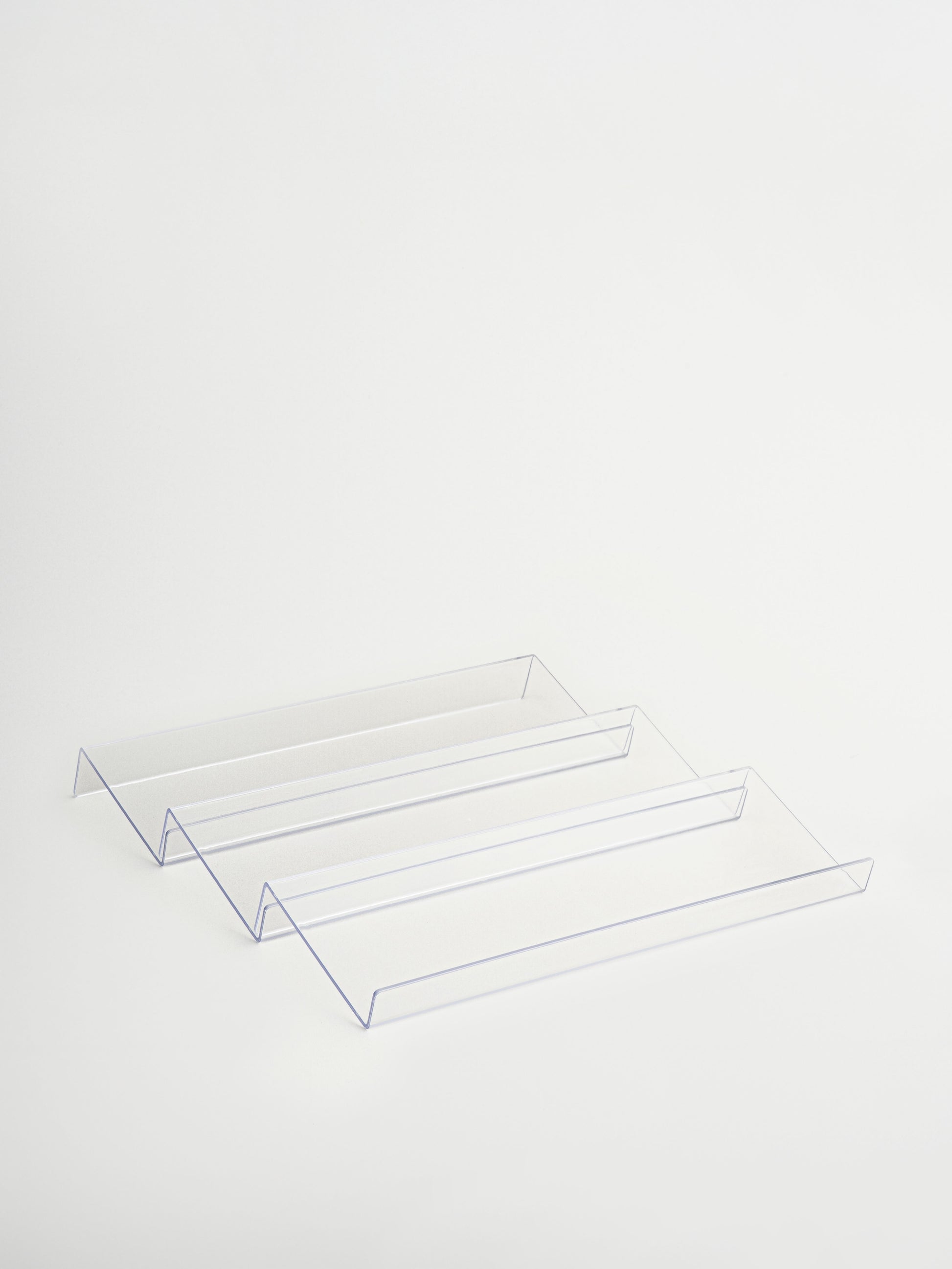 Doorzichtig acryl kruidenrek Ayla voor het organiseren van maximaal 15 Osoe Home kruidenpotjes in een overzichtelijke en stijlvolle kruidenlade, gemaakt van stevig transparant acryl met een minimalistisch en ruimtebesparend design dat perfect past in moderne keukens, ideaal voor georganiseerde kruidenopslag, lade organisatie en een rustige, opgeruimde keuken uitstraling met snelle toegang tot kruiden tijdens het koken, terwijl het tegelijkertijd zorgt voor meer overzicht en een luxe georganiseerde pantry.