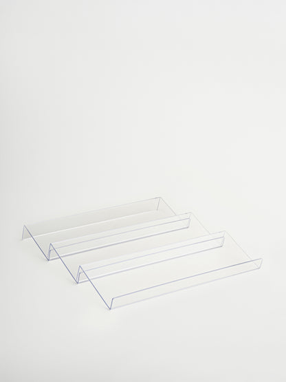 Doorzichtig acryl kruidenrek Ayla voor het organiseren van maximaal 15 Osoe Home kruidenpotjes in een overzichtelijke en stijlvolle kruidenlade, gemaakt van stevig transparant acryl met een minimalistisch en ruimtebesparend design dat perfect past in moderne keukens, ideaal voor georganiseerde kruidenopslag, lade organisatie en een rustige, opgeruimde keuken uitstraling met snelle toegang tot kruiden tijdens het koken, terwijl het tegelijkertijd zorgt voor meer overzicht en een luxe georganiseerde pantry.
