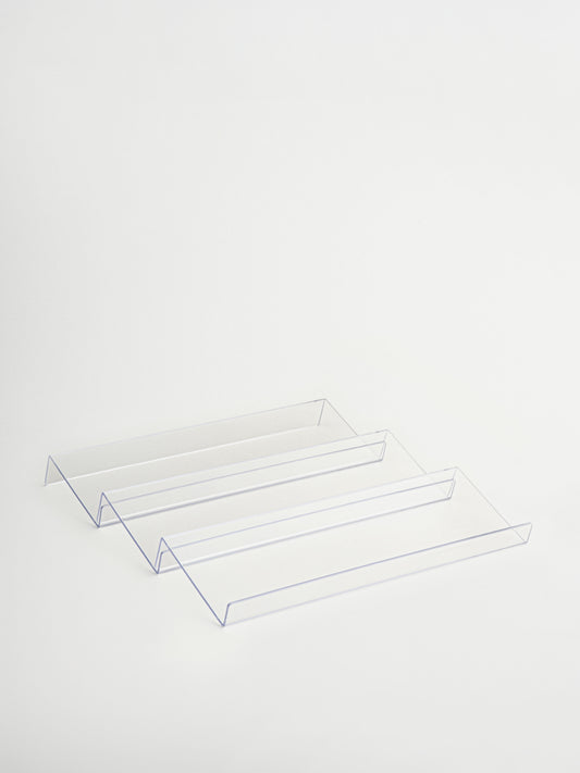 Doorzichtig acryl kruidenrek Ayla voor het organiseren van maximaal 15 Osoe Home kruidenpotjes in een overzichtelijke en stijlvolle kruidenlade, gemaakt van stevig transparant acryl met een minimalistisch en ruimtebesparend design dat perfect past in moderne keukens, ideaal voor georganiseerde kruidenopslag, lade organisatie en een rustige, opgeruimde keuken uitstraling met snelle toegang tot kruiden tijdens het koken, terwijl het tegelijkertijd zorgt voor meer overzicht en een luxe georganiseerde pantry.