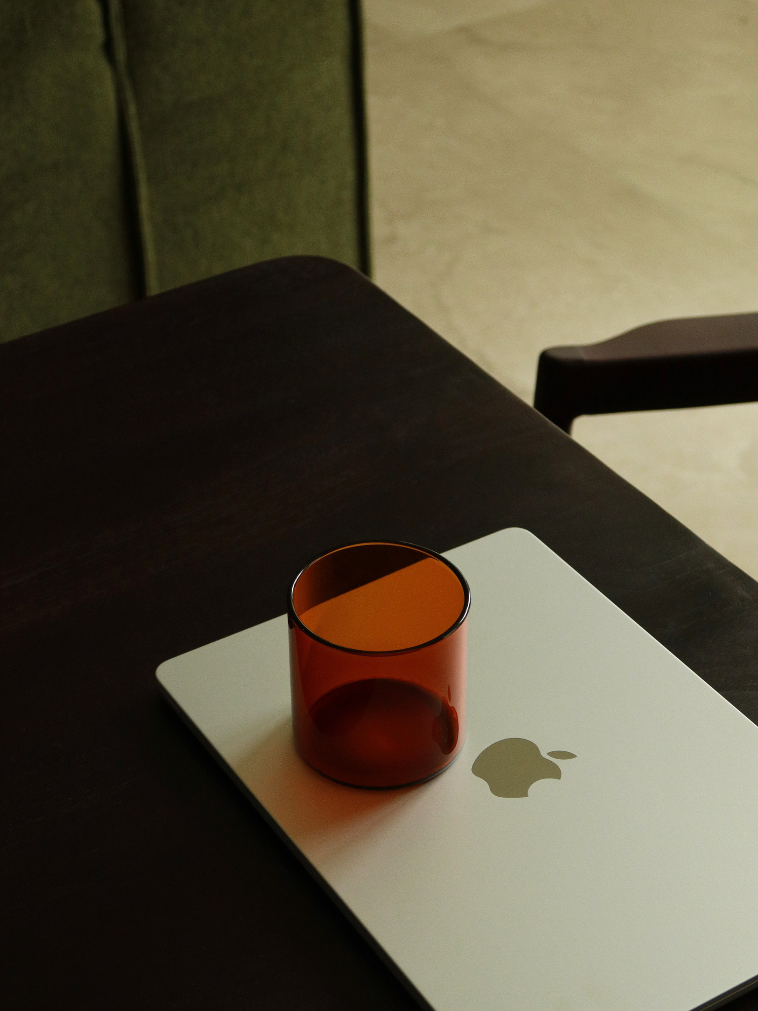 Cognac-colored drinking glass Mei with a clean, straight shape, ideal for serving water, soft drinks, chilled beverages or even a cappuccino. The warm brown tone adds elegance and character to your table or coffee corner. Made from durable and reusable glass, this minimalist drinking glass combines modern design with a refined drinking experience. Perfect for everyday use or creating a stylish restaurant-inspired table setting at home.