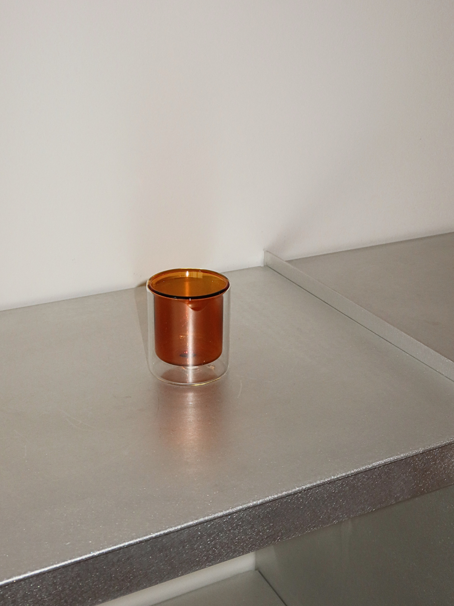 Recht espresso glas in een warme cognacbruine tint, ideaal voor het serveren van espresso shots of andere koffiedranken. Het elegante, minimalistische design voegt een luxueuze touch toe aan je koffiemomenten en past prachtig in een moderne, stijlvolle keuken of koffiehoek. Gemaakt van duurzaam glas voor dagelijks gebruik, en biedt een duurzame en esthetische herbruikbare drinkervaring.