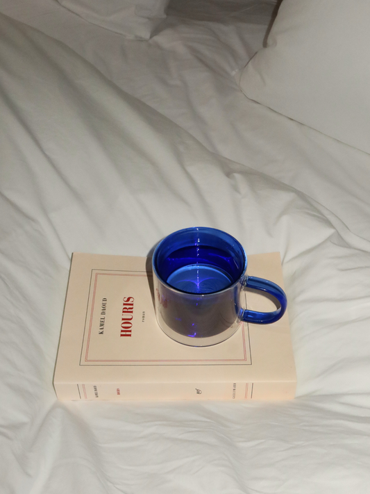 Blauw dubbelwandig glas voor thee en koffie, gemaakt van duurzaam en hittebestendig borosilicaatglas. Het elegante Soo-ah glas heeft een rijke blauwe kleur en tijdloos design, waardoor het prachtig past in een moderne keuken of stijlvolle koffiehoek. De dubbele wand helpt warme dranken langer warm te houden, terwijl de buitenkant comfortabel vast te houden blijft. Ideaal als theeglas, koffieglaasje of drinkglas voor warme dranken. Duurzaam, herbruikbaar en per stuk verkrijgbaar.
