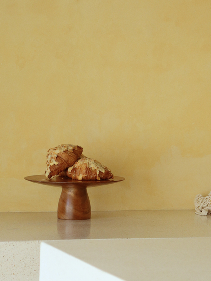Handgefertigter dunkelbrauner Holzkuchenständer aus Holz zum Servieren und Präsentieren von Kuchen, Gebäck und Desserts in der Küche oder auf dem Tisch, ideal als eleganter Servierständer für den täglichen Gebrauch und besondere Anlässe wie Geburtstage, High Tea und festliche Dinner, mit einem luxuriösen und zeitlosen Design, das sowohl in moderne als auch klassische Interieurs passt und perfekt für stilvolle Food-Präsentation und Home-Decor-Styling ist.