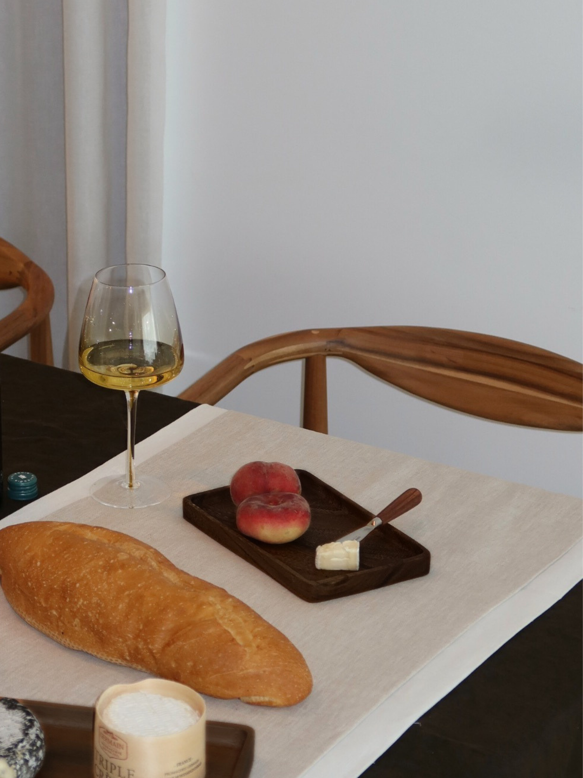 Dunkles Holztablett für Gewürzgläser, Spender und andere Küchenaccessoires. Amara ist ein stilvoller und praktischer Küchenorganizer aus Holz, der für eine ruhige, aufgeräumte und organisierte Arbeitsfläche sorgt. Das natürliche dunkle Holz verleiht deinem Zuhause Wärme und passt perfekt zu einem minimalistischen und bewussten Wohnstil. Ideal zum Bündeln und ordentlichen Aufbewahren von Gewürzgläsern, Seifenspendern und anderen Küchenutensilien.

