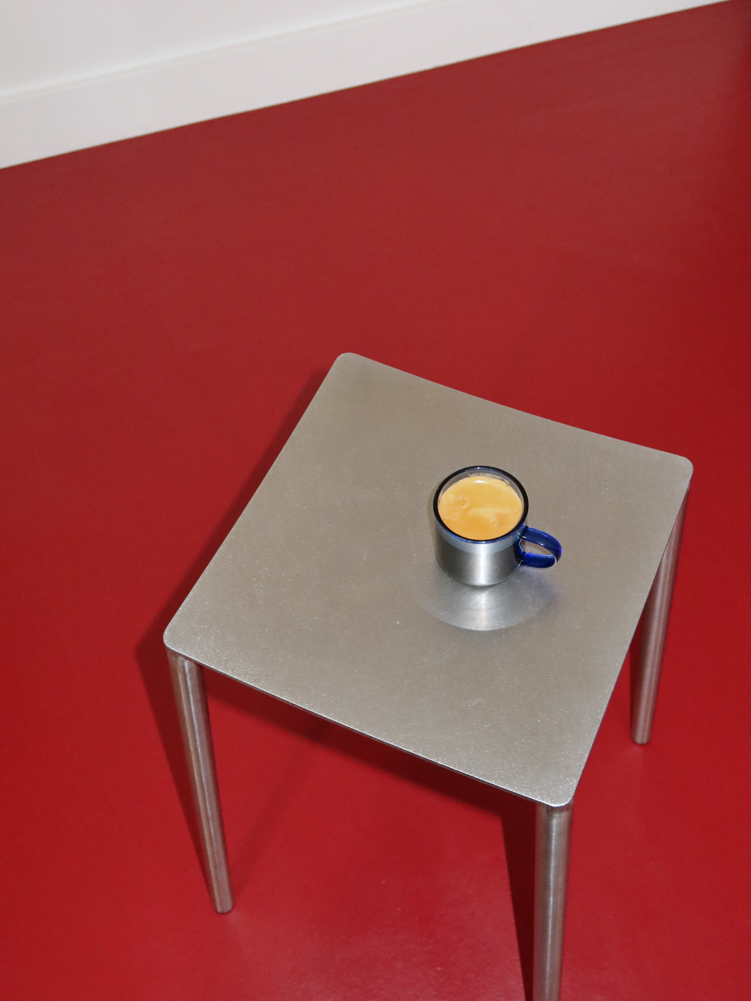 Make every coffee moment special with Glass Jiwoo, featuring a straight design and a convenient handle for comfortable holding. Perfect for enjoying a small espresso break in your own coffee corner. Made from durable, heat-resistant borosilicate glass, Jiwoo is strong enough for daily use while adding a stylish touch to your coffee moments. Sold individually, allowing you to build your collection and create the perfect set of coffee mugs.