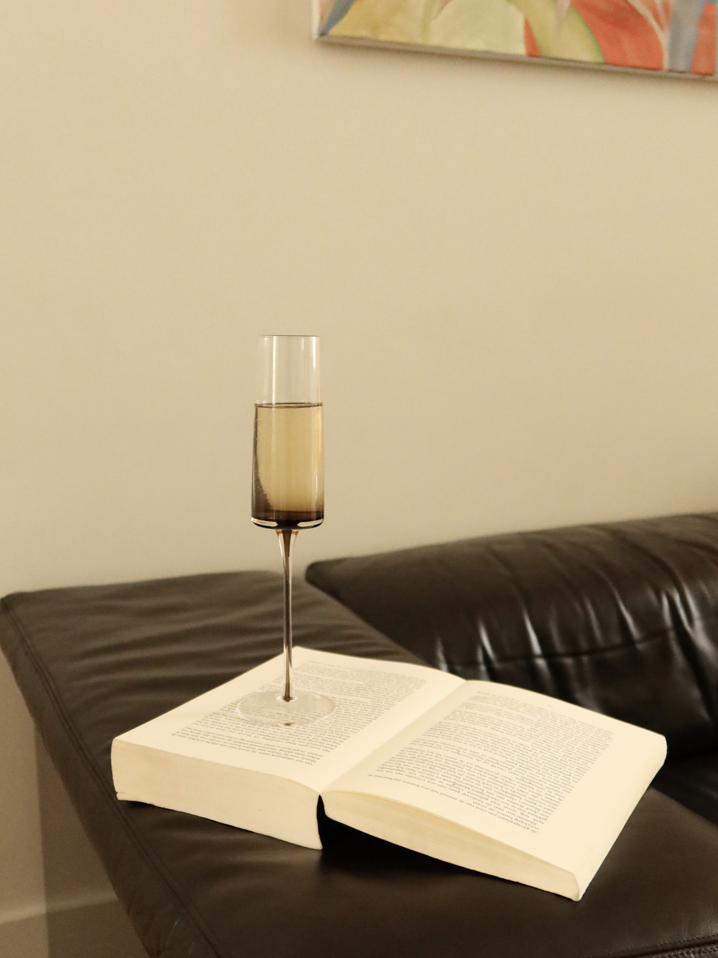 Elegantes Ikhlas-Glas mit schlankem Design, feinem Stiel und einem Farbverlauf von tiefem Braun zu transparent — ideal, um jeden Toast besonders zu machen. Perfekt für Champagner, Prosecco oder einen festlichen Cocktail; dieses Glas bringt ein raffiniertes, restaurantwürdiges Ambiente auf Ihren Tisch. Hergestellt aus langlebigem, wiederverwendbarem Glas, verbindet es elegante Ästhetik mit einem anspruchsvollen Trinkerlebnis für jede Gelegenheit.”