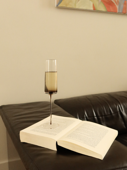 Elegantes Ikhlas-Glas mit schlankem Design, feinem Stiel und einem Farbverlauf von tiefem Braun zu transparent — ideal, um jeden Toast besonders zu machen. Perfekt für Champagner, Prosecco oder einen festlichen Cocktail; dieses Glas bringt ein raffiniertes, restaurantwürdiges Ambiente auf Ihren Tisch. Hergestellt aus langlebigem, wiederverwendbarem Glas, verbindet es elegante Ästhetik mit einem anspruchsvollen Trinkerlebnis für jede Gelegenheit.”