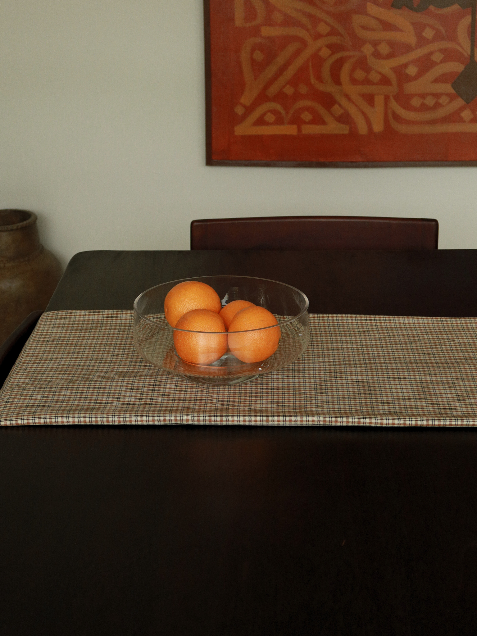 Eine elegante Basis für Ihre Obstpräsentation. Die Glasschale Shin ist eine großzügige, schwere Schale, die Obst auf natürliche und stilvolle Weise in Szene setzt. Ihr klares, kristallähnliches Erscheinungsbild hebt alles im Inneren hervor — von frischen Äpfeln bis hin zu leuchtenden Zitrusfrüchten — und macht Alltägliches zu einem besonderen Blickfang.
Mit ihren weichen Kurven und dem minimalistischen Design fungiert Shin zugleich als dekoratives Objekt und bringt ruhige Struktur in Küche oder Essbereich.