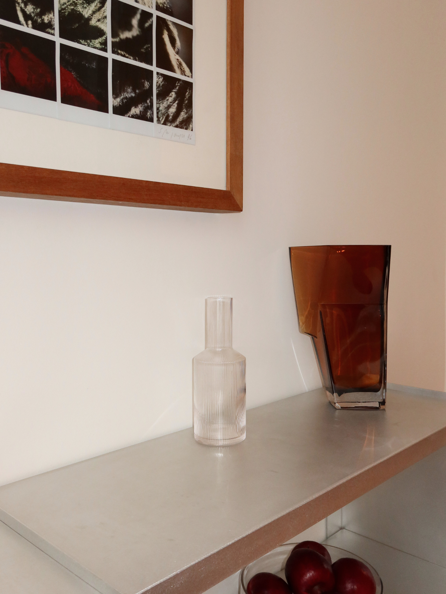 Kan Neko, eine elegante Wasser- oder Saftkaraffe mit einer dezenten Rillenstruktur, die Licht und Schatten wunderschön einfängt. Perfekt, um Wasser, Saft oder andere erfrischende Getränke stilvoll zu servieren. Hergestellt aus langlebigem, klarem Borosilikatglas – robust und hitzebeständig – mit einer handlichen Form, die sich leicht füllen und ausgießen lässt. Die Rillenstruktur verleiht einen einzigartigen, verspielten Touch, ohne zu dominieren. Kombiniere Neko mit passenden Gläsern (separat erhältlich) f