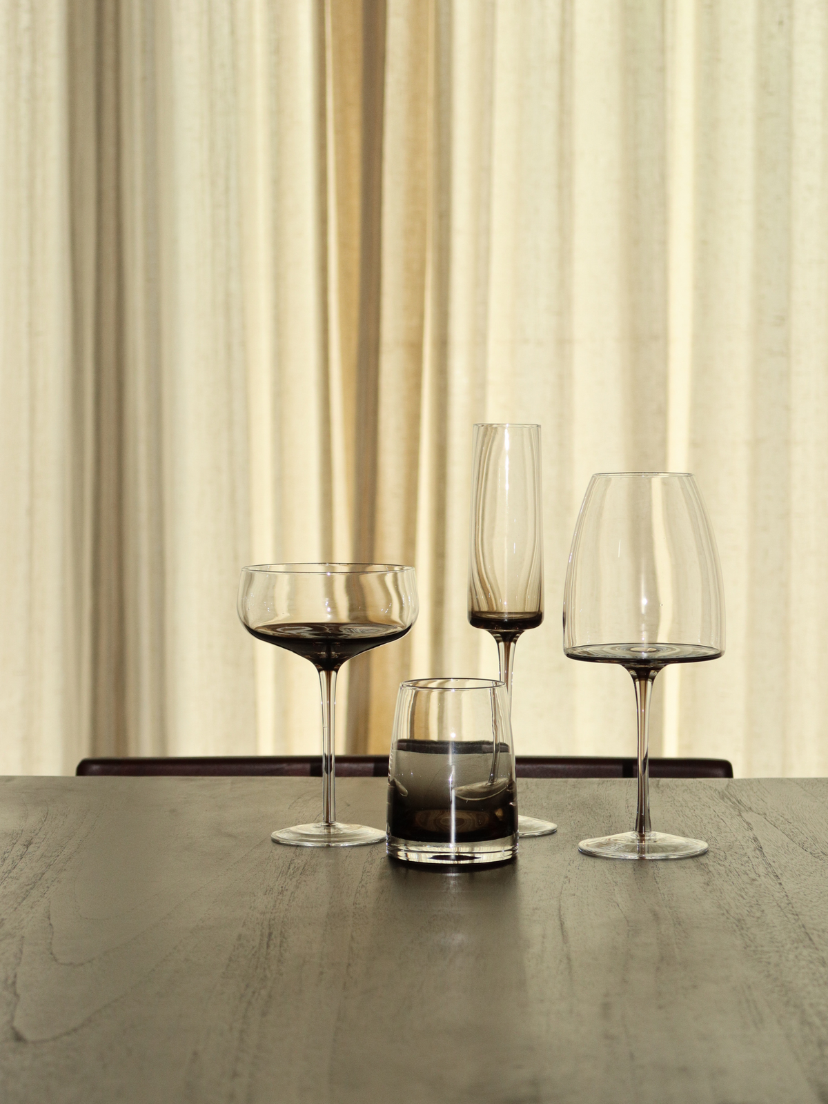 Elegantes Weinglas mit schlankem Stiel und edlem Ombre-Effekt, der von Dunkelbraun zu Transparent übergeht. Perfekt, um Weinmomente stilvoll und raffiniert zu gestalten. Das wiederverwendbare Glas verbindet minimalistisches Design mit einer luxuriösen Optik und passt ideal in moderne Küchen und zu restaurantähnlichen Tischdekorationen. Perfekt für Wein, Prosecco und andere festliche Getränke. Aus langlebigem Glas gefertigt und ideal für den täglichen Gebrauch sowie besondere Anlässe.
