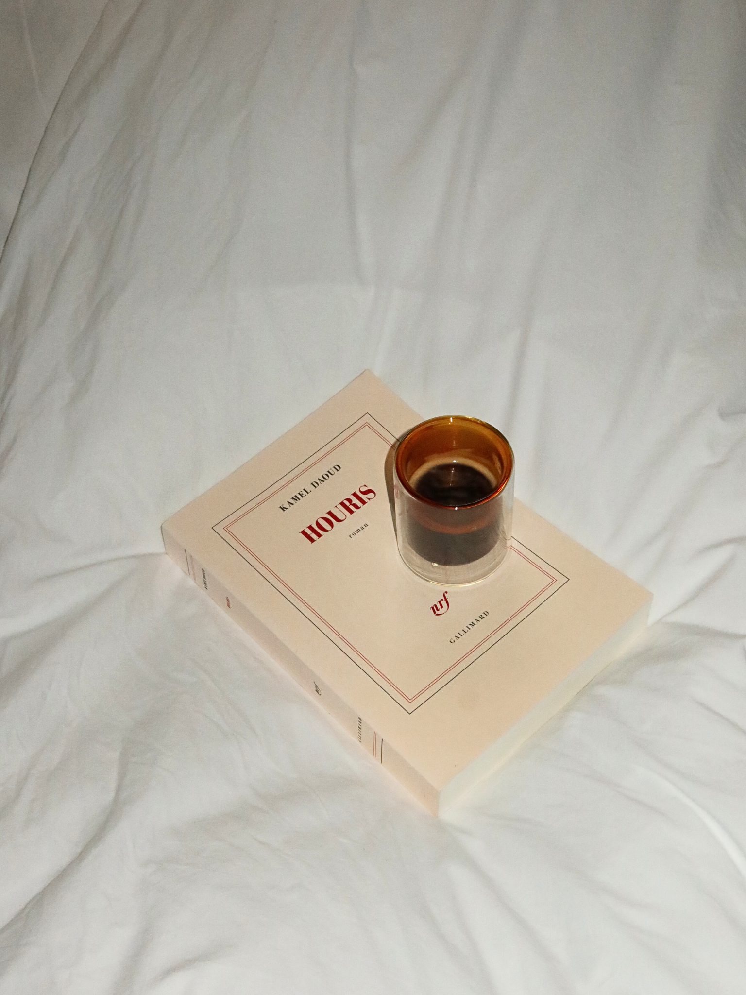 Recht espresso glas in een warme cognacbruine tint, ideaal voor het serveren van espresso shots of andere koffiedranken. Het elegante, minimalistische design voegt een luxueuze touch toe aan je koffiemomenten en past prachtig in een moderne, stijlvolle keuken of koffiehoek. Gemaakt van duurzaam glas voor dagelijks gebruik, en biedt een duurzame en esthetische herbruikbare drinkervaring.