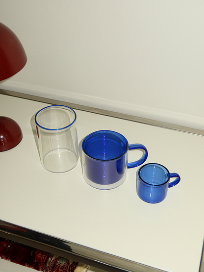 Make every coffee moment special with Glass Jiwoo, featuring a straight design and a convenient handle for comfortable holding. Perfect for enjoying a small espresso break in your own coffee corner. Made from durable, heat-resistant borosilicate glass, Jiwoo is strong enough for daily use while adding a stylish touch to your coffee moments. Sold individually, allowing you to build your collection and create the perfect set of coffee mugs.