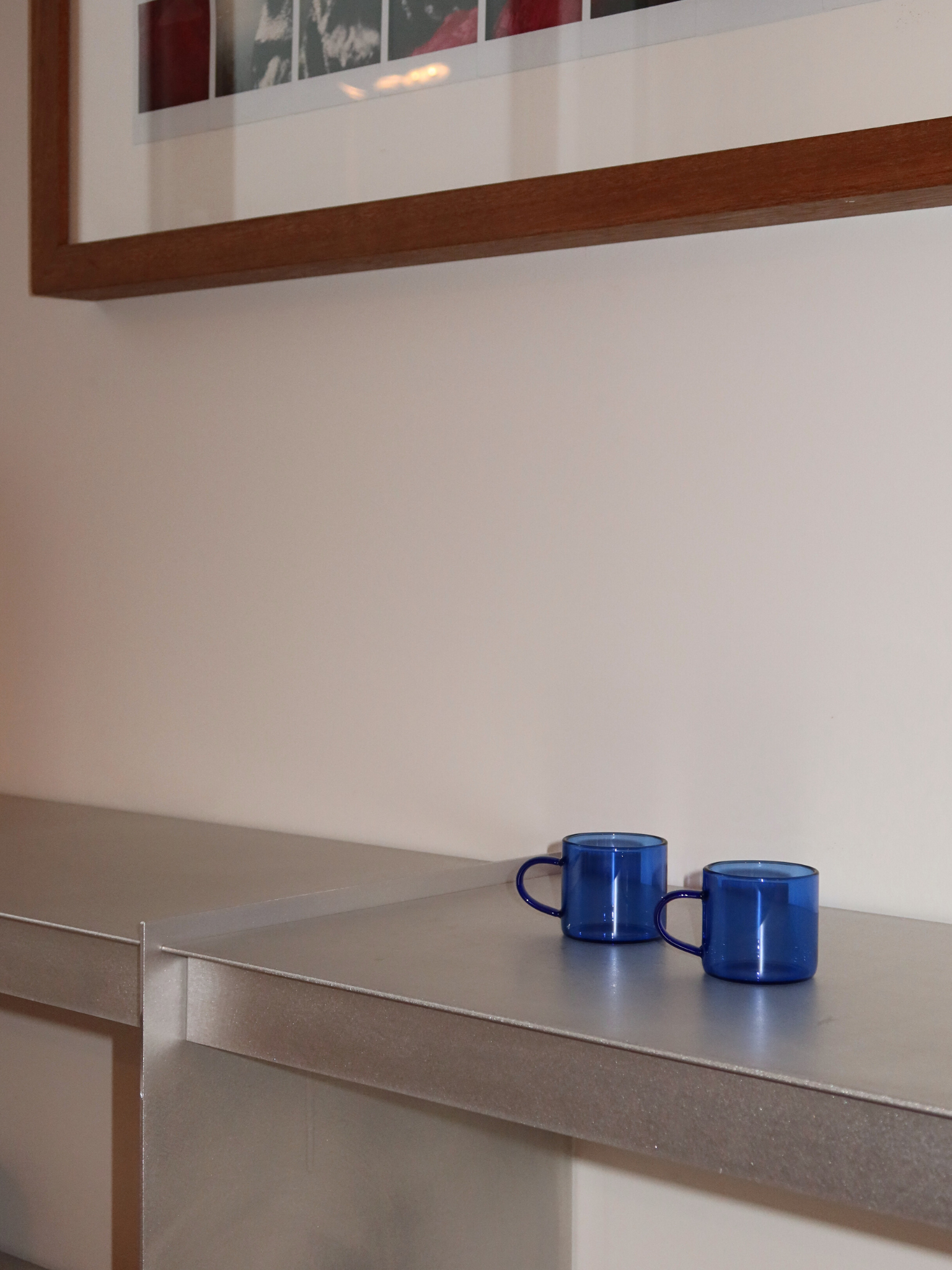 Machen Sie jeden Kaffeemoment besonders mit dem Glass Jiwoo, das ein geradliniges Design und einen praktischen Henkel für angenehmes Halten bietet. Perfekt, um eine kurze Espressopause in Ihrer eigenen Kaffee-Ecke zu genießen. Hergestellt aus langlebigem, hitzebeständigem Borosilikatglas ist Jiwoo stark genug für den täglichen Gebrauch und verleiht Ihren Kaffeemomenten zugleich eine stilvolle Note. Einzeln verkauft, sodass Sie Ihre eigene Sammlung aufbauen und das perfekte Set an Kaffeebechern zusammenstell