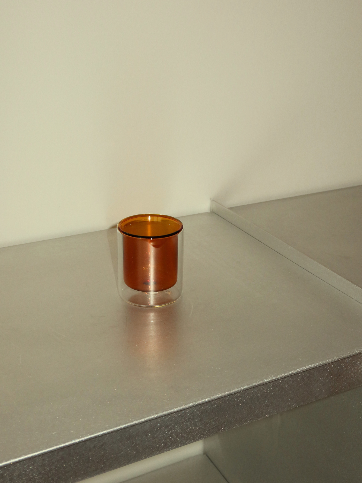 Espressoglas in warmem Cognacbraun mit minimalistischem doppelwandigem Design, ideal zum Servieren von Espresso, Kaffeepulvern und anderen kleinen Kaffeegetränken. Das warme Braun verleiht deinem Kaffeeritual eine elegante, luxuriöse Note und passt perfekt in moderne Küchen und stilvolle Kaffeebereiche. Das langlebige, wiederverwendbare Glas ist für den täglichen Gebrauch und zeitlose Kaffeemomente konzipiert.
