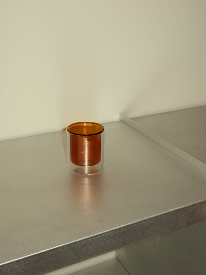 Espressoglas in warmem Cognacbraun mit minimalistischem doppelwandigem Design, ideal zum Servieren von Espresso, Kaffeepulvern und anderen kleinen Kaffeegetränken. Das warme Braun verleiht deinem Kaffeeritual eine elegante, luxuriöse Note und passt perfekt in moderne Küchen und stilvolle Kaffeebereiche. Das langlebige, wiederverwendbare Glas ist für den täglichen Gebrauch und zeitlose Kaffeemomente konzipiert.
