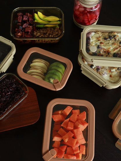 Vetto associe chaleur et transparence dans un design intemporel en verre ambré, complété par un couvercle en verre assorti et de délicats détails brun-rosé. Disponible en trois tailles, il permet une organisation intelligente — du petit format pour yaourt ou snacks aux plus grands pour meal prep ou restes. Le couvercle est doté d’une valve en silicone discrète pour libérer la pression.
Non toxique, sans BPA, résistant aux odeurs et aux taches, hermétique, durable et réutilisable, pour une cuisine organise.