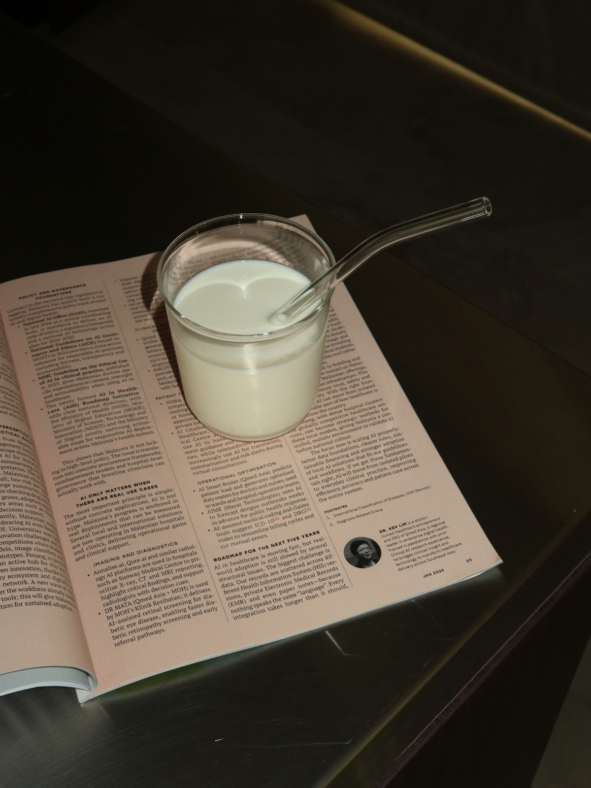Esthetische glazen beker van duurzaam borosilicaatglas, geïnspireerd op de klassieke plastic cup maar ontworpen als een herbruikbaar en stijlvol alternatief. Perfect voor iced coffee, iced matcha, smoothies en andere verfrissende dranken. Het minimalistische design geeft je dagelijkse drinkmomenten een moderne uitstraling en past prachtig bij een stijlvolle koffie- of theehoek. Een duurzame glazen beker voor thuis, ideaal voor wie bewust kiest voor herbruikbare en esthetische keukenaccessoires.
