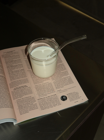 Esthetische glazen beker van duurzaam borosilicaatglas, geïnspireerd op de klassieke plastic cup maar ontworpen als een herbruikbaar en stijlvol alternatief. Perfect voor iced coffee, iced matcha, smoothies en andere verfrissende dranken. Het minimalistische design geeft je dagelijkse drinkmomenten een moderne uitstraling en past prachtig bij een stijlvolle koffie- of theehoek. Een duurzame glazen beker voor thuis, ideaal voor wie bewust kiest voor herbruikbare en esthetische keukenaccessoires.
