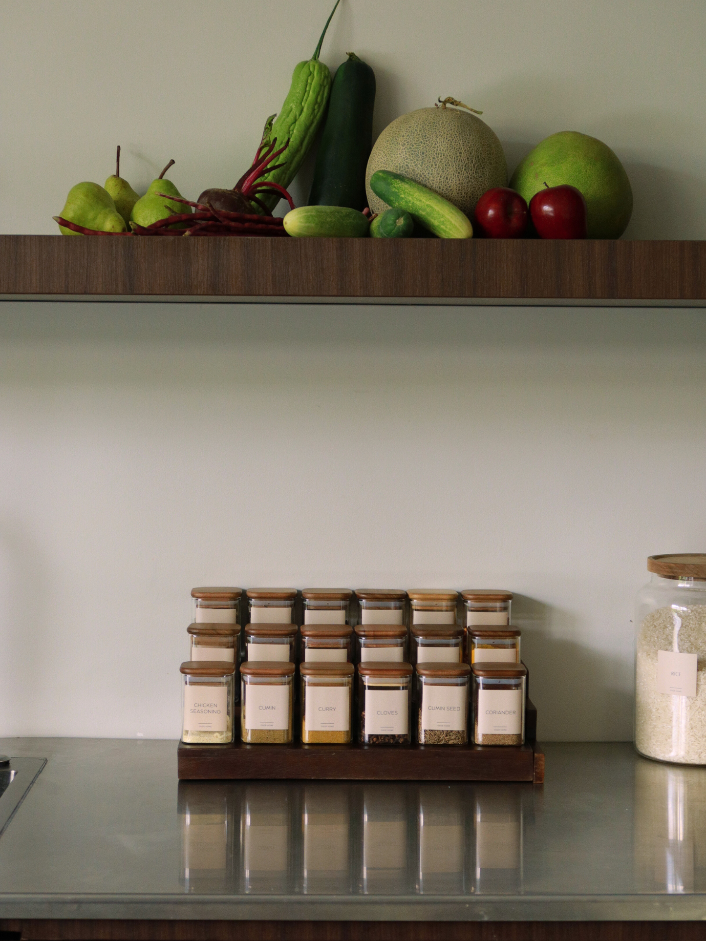 Étagère à épices en bois brun foncé avec bocaux en verre et couvercles en bois, organisateur de cuisine en bois naturel pour tiroir, bol en bois ou corbeille à fruits, petite cuillère en bois et cuillère en bambou, accessoires de rangement en bois clair ou foncé pour cuisine ou salle de bain.Rangement en bois pour cuisine ou salle de bain comprenant pot à épices en bois, bocal en verre avec couvercle en bois, séparateur de tiroir et organisateur en bois brun foncé, bol en bois, cuillère en bambou.