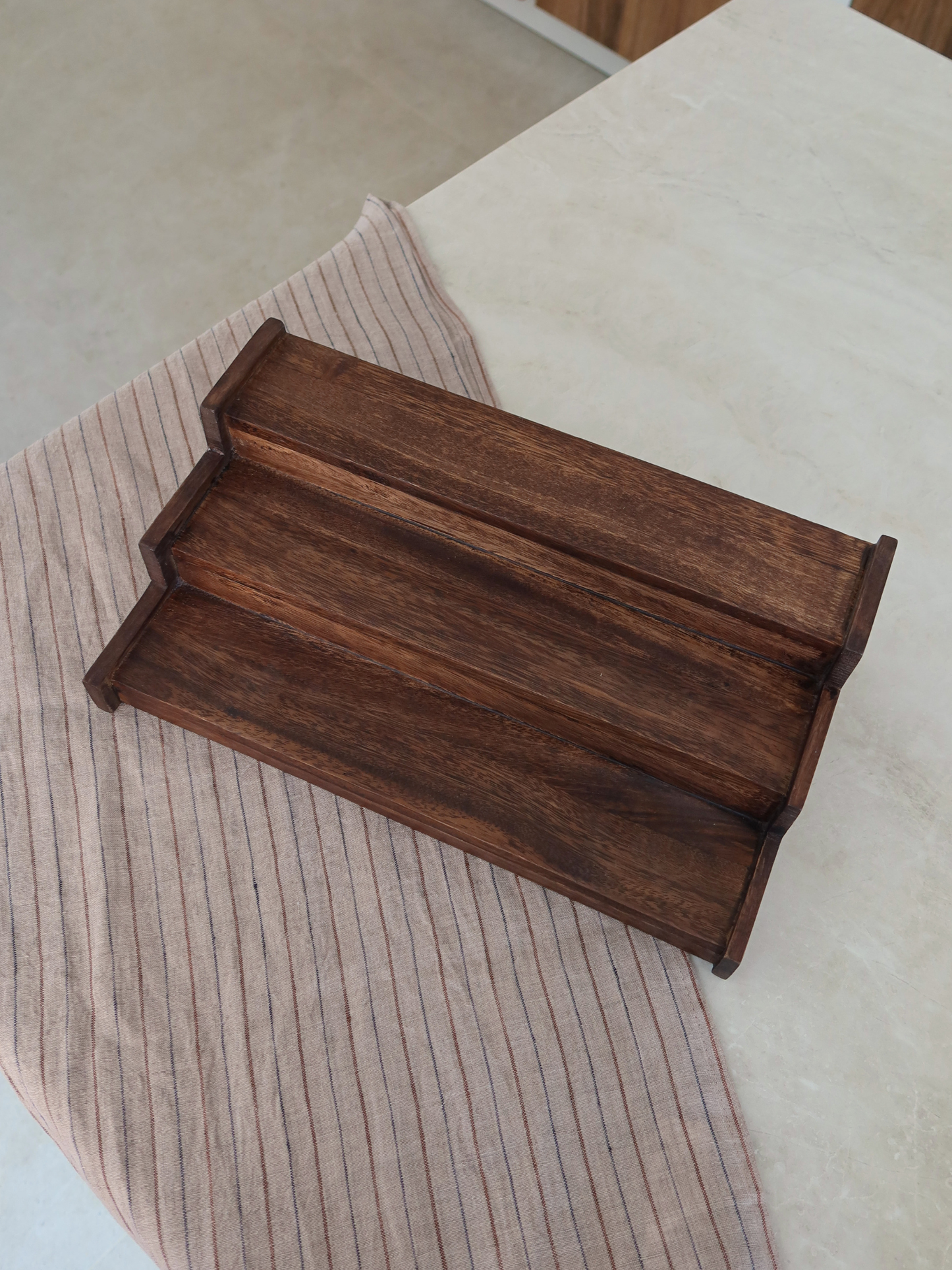 Étagère à épices Calum en bois brun foncé pour organiser jusqu’à 15 pots à épices Osoe Home de manière élégante et ordonnée, conçue comme un organisateur de cuisine fonctionnel pour le plan de travail ou les placards, fabriquée en bois foncé robuste avec un design minimaliste et intemporel qui apporte une atmosphère calme et raffinée à la cuisine, parfaite pour un rangement moderne des épices, l’organisation du garde-manger et la création d’une cuisine sans PFAS, sans BPA et sans microplastiques avec une dé