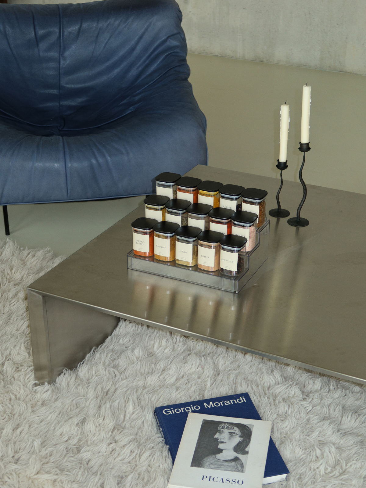 Étagère à épices extensible en acrylique transparent, conçue pour ranger les pots à épices de manière ordonnée dans un tiroir de cuisine. Ce système de rangement transparent crée un ensemble épuré, minimaliste et organisé, tout en gardant chaque pot à épices bien visible et facilement accessible. Un organiseur à épices et à tiroir peu encombrant, réglable pour s’adapter à différentes dimensions de tiroirs et contribuer à une cuisine parfaitement organisée. Idéal pour ranger les pots à épices avec soin.
