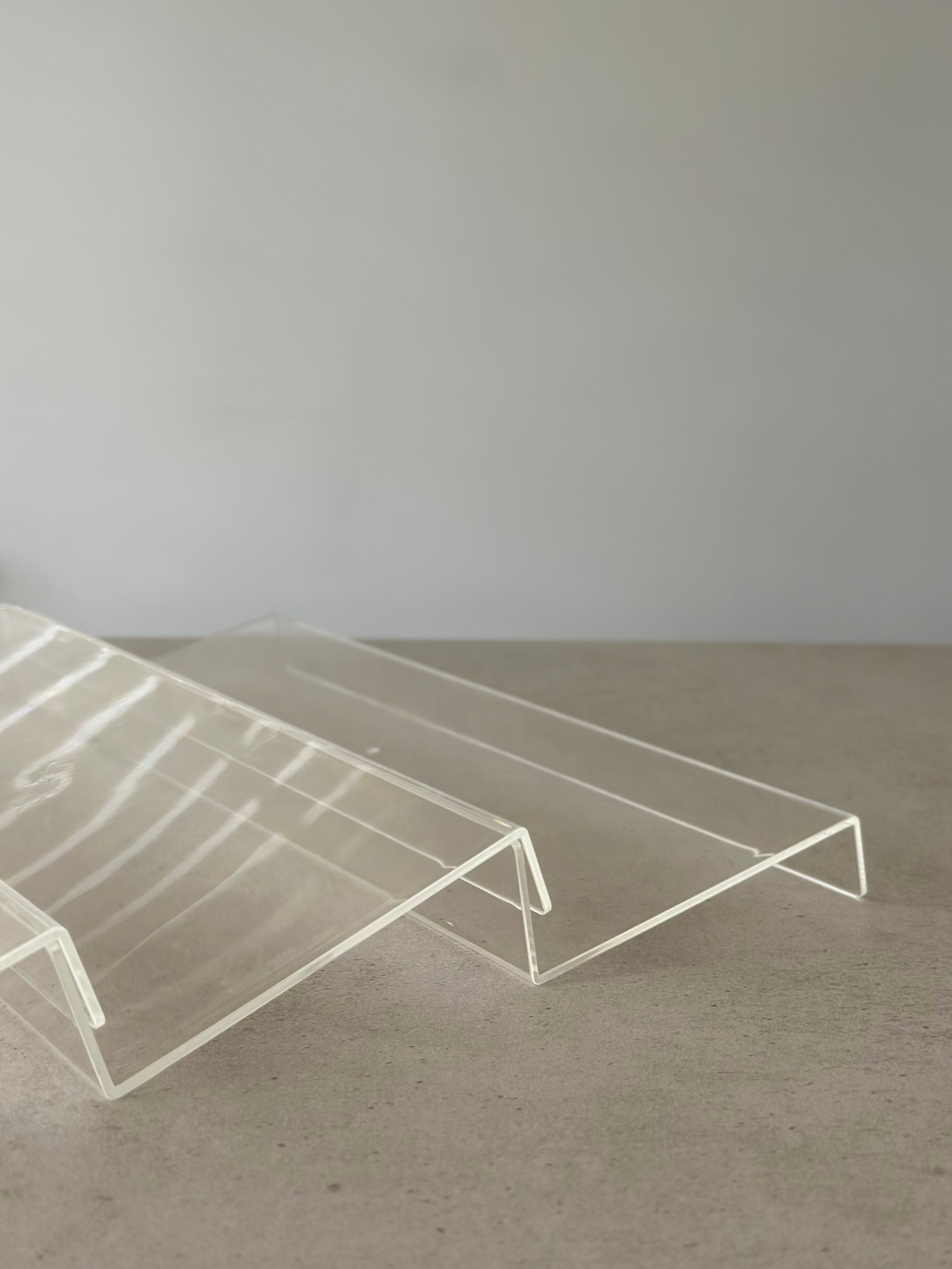 Étagère à épices transparente en acrylique Ayla pour organiser jusqu’à 15 pots à épices Osoe Home dans un tiroir de cuisine de manière élégante et ordonnée, fabriquée en acrylique transparent robuste avec un design minimaliste et gain de place qui s’intègre parfaitement dans les cuisines modernes, idéale pour le rangement organisé des épices, l’organisation des tiroirs et une cuisine calme et épurée avec un accès facile aux herbes et épices pendant la cuisson, tout en apportant une apparence luxueuse.