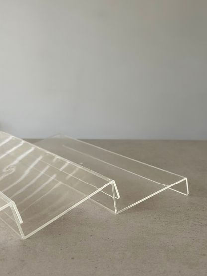 Étagère à épices transparente en acrylique Ayla pour organiser jusqu’à 15 pots à épices Osoe Home dans un tiroir de cuisine de manière élégante et ordonnée, fabriquée en acrylique transparent robuste avec un design minimaliste et gain de place qui s’intègre parfaitement dans les cuisines modernes, idéale pour le rangement organisé des épices, l’organisation des tiroirs et une cuisine calme et épurée avec un accès facile aux herbes et épices pendant la cuisson, tout en apportant une apparence luxueuse.