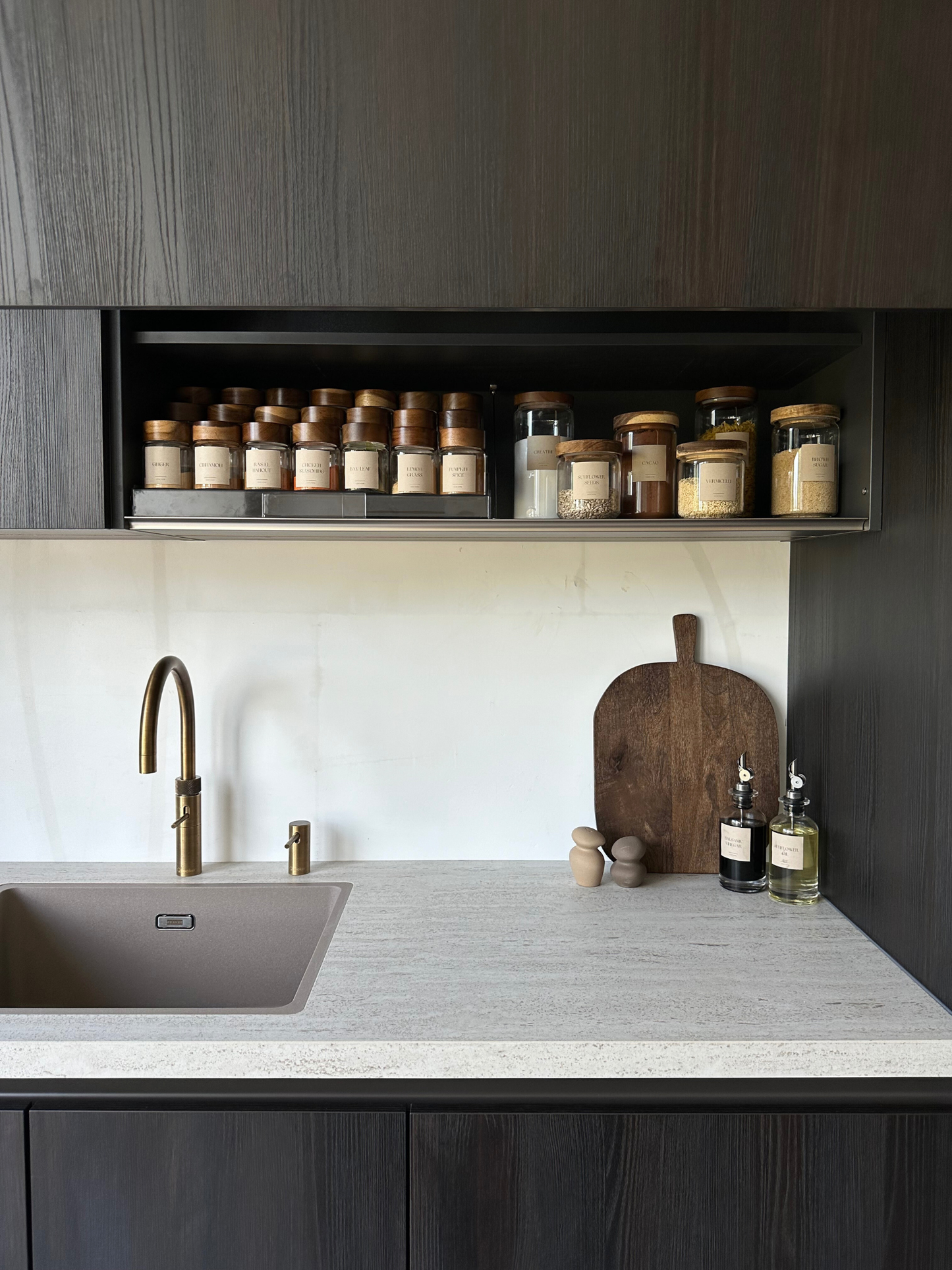 Étagère à épices extensible et pliable en acrylique transparent, conçue pour ranger les pots à épices de manière organisée dans un tiroir de cuisine. Ce système de rangement transparent permet une visibilité optimale des épices tout en créant un espace minimaliste, clair et ordonné. Une étagère à épices en acrylique gain de place, ajustable à différentes tailles de tiroirs, idéale pour une organisation efficace de la cuisine. Parfaite pour conserver les pots à épices bien alignés et créer un tiroir à épices