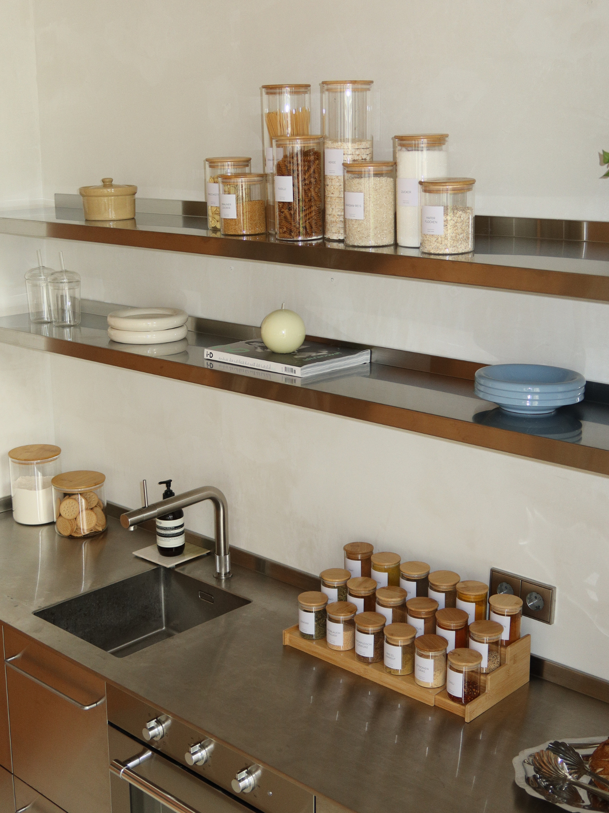 Étagère à épices extensible en bambou avec un design réglable pour un rangement organisé des épices. Cet organiseur à épices naturel en bambou crée un espace flexible pour les pots à épices tout en gardant le plan de travail, le garde-manger ou le placard de cuisine propre et accessible. L’étagère à épices modulable s’adapte à différents espaces et formats de pots, offrant une solution pratique et peu encombrante pour la cuisine. Une étagère à épices élégante et durable pour ranger herbes et épices.