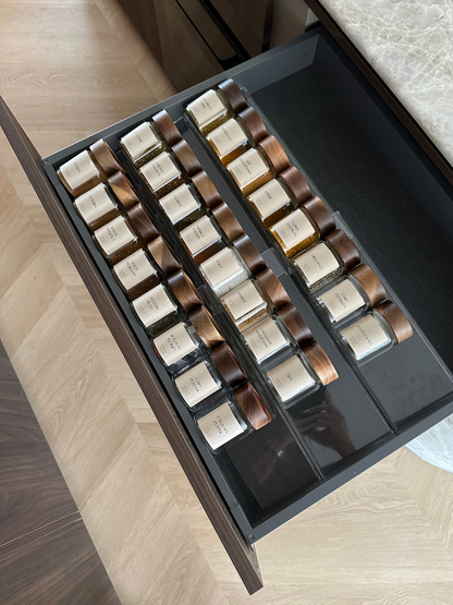 Étagère à épices transparente en acrylique Ayla pour organiser jusqu’à 15 pots à épices Osoe Home dans un tiroir de cuisine de manière élégante et ordonnée, fabriquée en acrylique transparent robuste avec un design minimaliste et gain de place qui s’intègre parfaitement dans les cuisines modernes, idéale pour le rangement organisé des épices, l’organisation des tiroirs et une cuisine calme et épurée avec un accès facile aux herbes et épices pendant la cuisson, tout en apportant une apparence luxueuse.