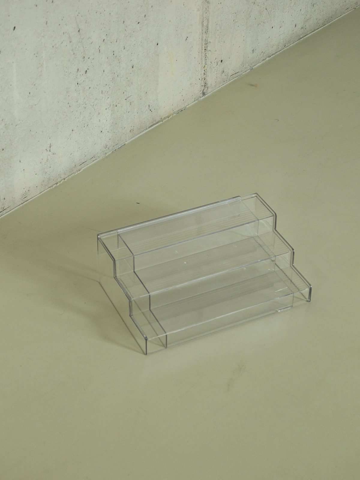 Étagère à épices extensible en acrylique transparent, conçue pour ranger les pots à épices de manière ordonnée dans un tiroir de cuisine. Ce système de rangement transparent crée un ensemble épuré, minimaliste et organisé, tout en gardant chaque pot à épices bien visible et facilement accessible. Un organiseur à épices et à tiroir peu encombrant, réglable pour s’adapter à différentes dimensions de tiroirs et contribuer à une cuisine parfaitement organisée. Idéal pour ranger les pots à épices avec soin.
