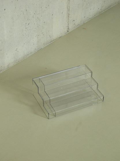 Étagère à épices extensible en acrylique transparent, conçue pour ranger les pots à épices de manière ordonnée dans un tiroir de cuisine. Ce système de rangement transparent crée un ensemble épuré, minimaliste et organisé, tout en gardant chaque pot à épices bien visible et facilement accessible. Un organiseur à épices et à tiroir peu encombrant, réglable pour s’adapter à différentes dimensions de tiroirs et contribuer à une cuisine parfaitement organisée. Idéal pour ranger les pots à épices avec soin.
