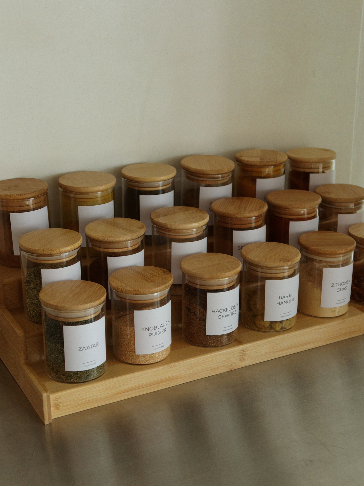 Étagère à épices extensible en bambou avec un design réglable pour un rangement organisé des épices. Cet organiseur à épices naturel en bambou crée un espace flexible pour les pots à épices tout en gardant le plan de travail, le garde-manger ou le placard de cuisine propre et accessible. L’étagère à épices modulable s’adapte à différents espaces et formats de pots, offrant une solution pratique et peu encombrante pour la cuisine. Une étagère à épices élégante et durable pour ranger herbes et épices.