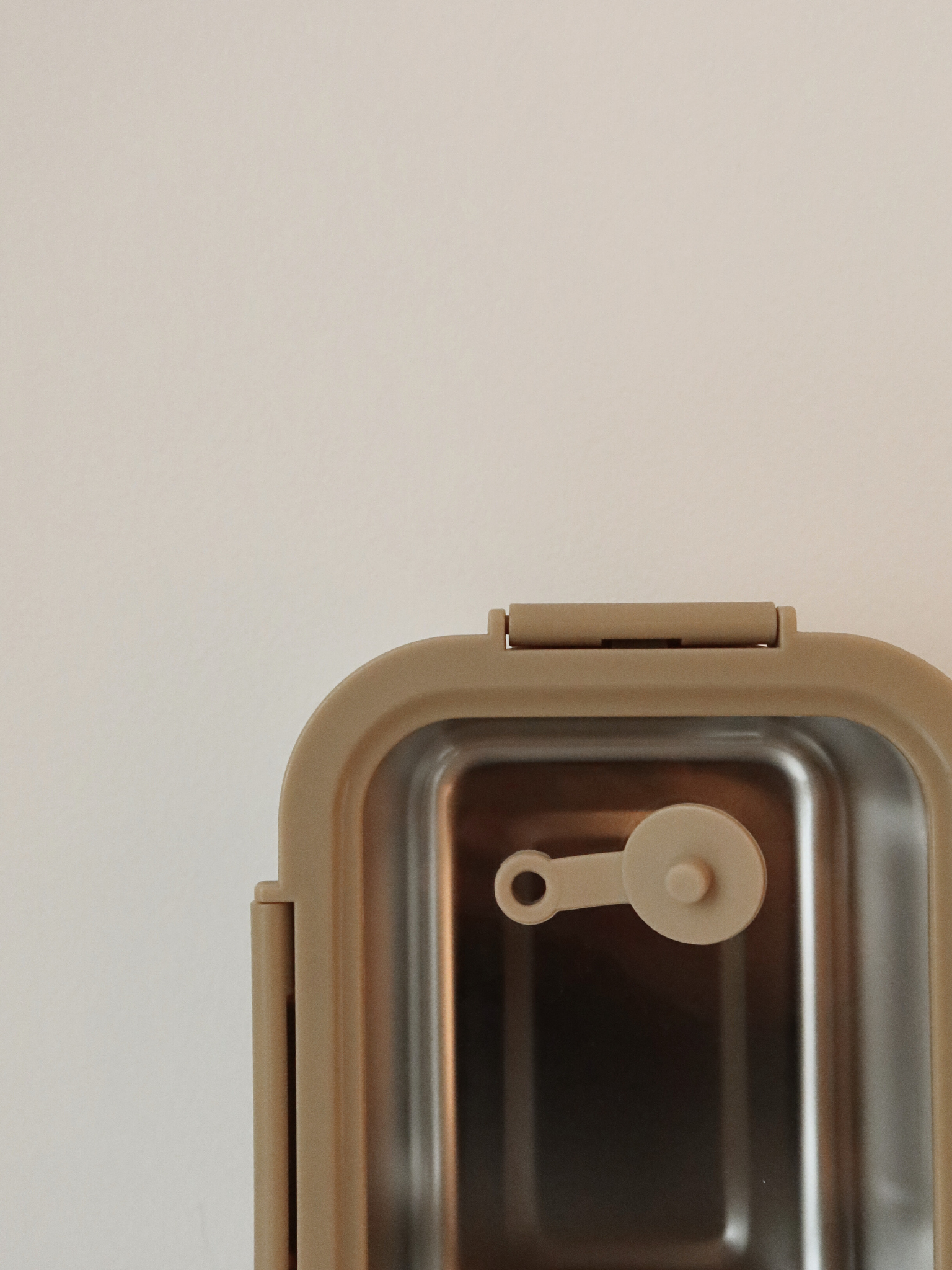 Léger, étanche et sûr pour les aliments, Bento est un récipient pratique et élégant en acier inoxydable avec un couvercle en plastique transparent, un séparateur amovible et des détails beige raffinés. Des clips sécurisés assurent une fermeture hermétique pour la préparation des repas, les restes ou les ingrédients secs. Non toxique, sans BPA et durable, Bento allie simplicité et fonctionnalité. Ses tons doux et son couvercle transparent apportent calme et style à toute cuisine, garde-manger ou sac à déjeun