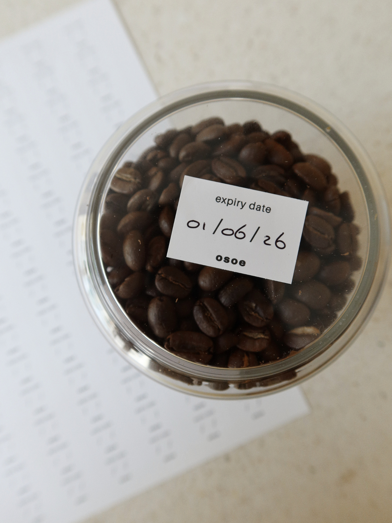 Osoe Home expiry date labels in beige and white for organizing spice jars, pantry containers and kitchen storage, set of 84 matte writable stickers with a minimal design for easily noting expiry dates, water- and grease-resistant and ideal for use in refrigerators and pantry organization, designed to provide instant visibility and create a calm, organized and stylish kitchen aesthetic, perfect for a non-toxic and microplastic-free kitchen system where food is always clearly organized and stored with care.
