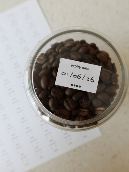 Osoe Home expiry date labels in beige and white for organizing spice jars, pantry containers and kitchen storage, set of 84 matte writable stickers with a minimal design for easily noting expiry dates, water- and grease-resistant and ideal for use in refrigerators and pantry organization, designed to provide instant visibility and create a calm, organized and stylish kitchen aesthetic, perfect for a non-toxic and microplastic-free kitchen system where food is always clearly organized and stored with care.
