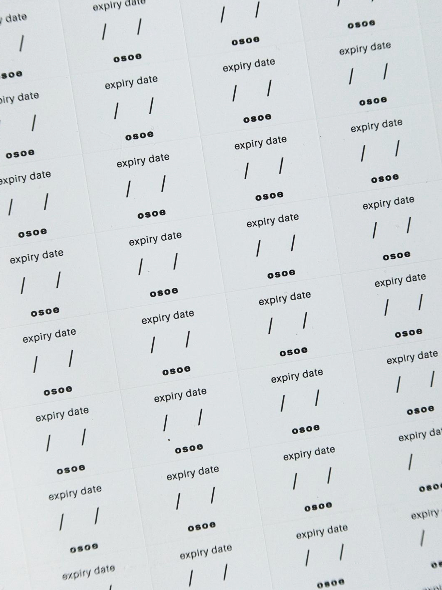 Osoe Home expiry date labels in beige and white for organizing spice jars, pantry containers and kitchen storage, set of 84 matte writable stickers with a minimal design for easily noting expiry dates, water- and grease-resistant and ideal for use in refrigerators and pantry organization, designed to provide instant visibility and create a calm, organized and stylish kitchen aesthetic, perfect for a non-toxic and microplastic-free kitchen system where food is always clearly organized and stored with care.